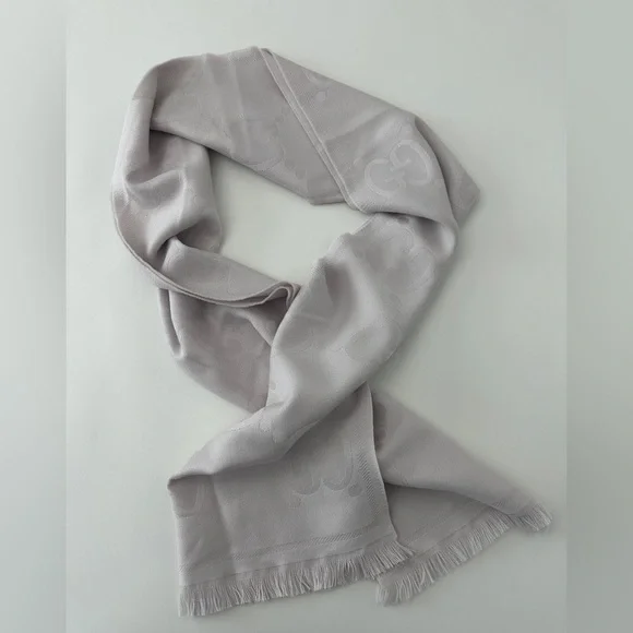 Gucci light grey scarf, pre owned. Excellent condition. - Picture 10 of 10